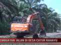 PEMBUATAN JALAN DI DESA CATUR RAHAYU MENGUNAKAN ANGGARAN SWADAYA MASYARAKAT
