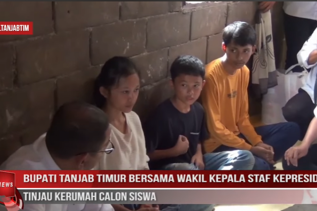 BUPATI TANJAB TIMUR BERSAMA WAKIL KEPALA STAF KEPRESIDENAN TINJAU KERUMAH CALON SISWA