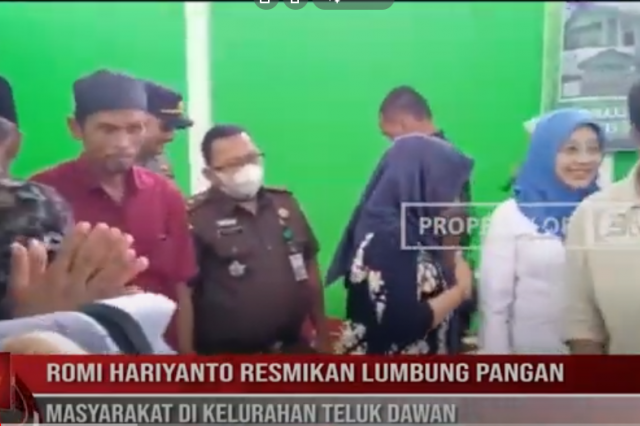 ROMI HARIYANTO RESMIKAN LUMBUNG PANGAN MASYARAKAT DI KELURAHAN TELUK DAWAN