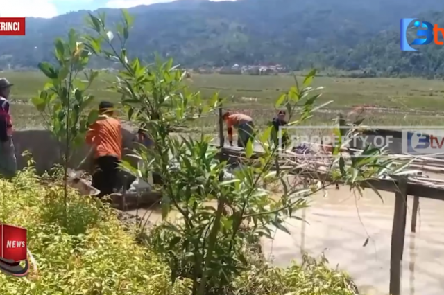 TIM TRC BPBD KERINCI MEMBANTU WARGA MEMBERSIHKAN RUMAH PASCA BANJIR