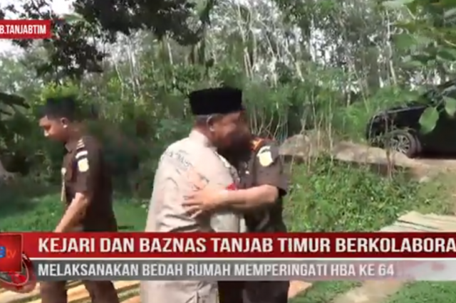 KEJARI DAN BAZNAS TANJAB TIMUR BERKOLABORASI MELAKSANAKAN BEDAH RUMAH MEMPERINGATI HBA KE 64