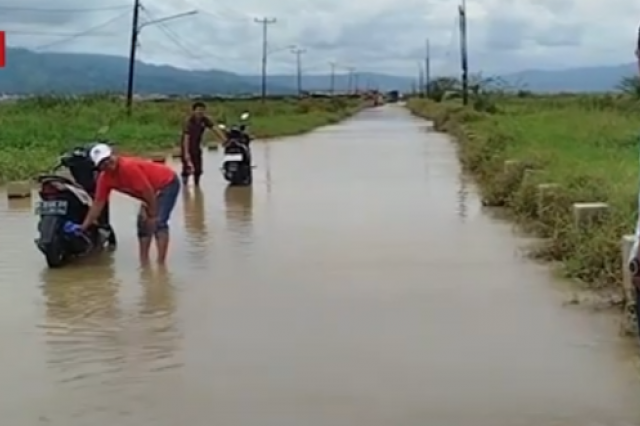 TINGGINYA INTENSITAS HUJAN DI SUNGAI PENUH BANJIR TAK KUNJUNG SURUT DI JALAN CANGKIN