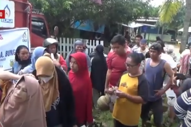 RATUSAN WARGA SERBU LOKASI OPERASI PASAR GAS 3 KG