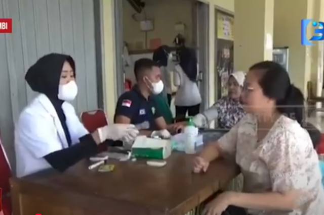PEMUDIK DAPAT PELAYANAN KESEHATAN GRATIS DI TERMINAL ALAM BARAJO