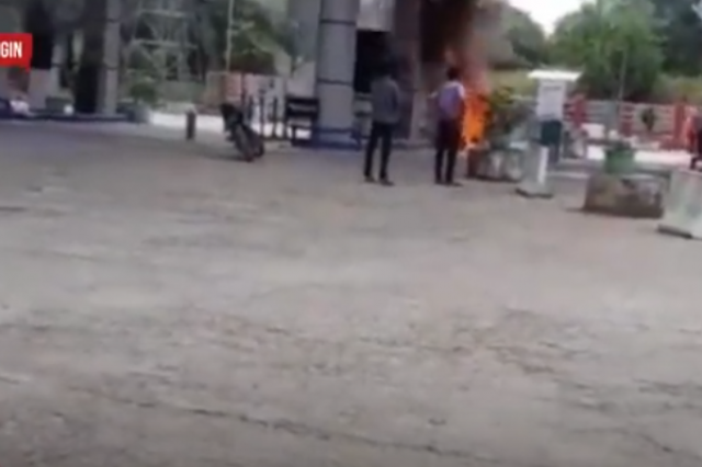 SEPEDA MOTOR TERBAKAR USAI ISI BBM DI SALAH SATU SPBU DI KABUPATEN MERANGIN