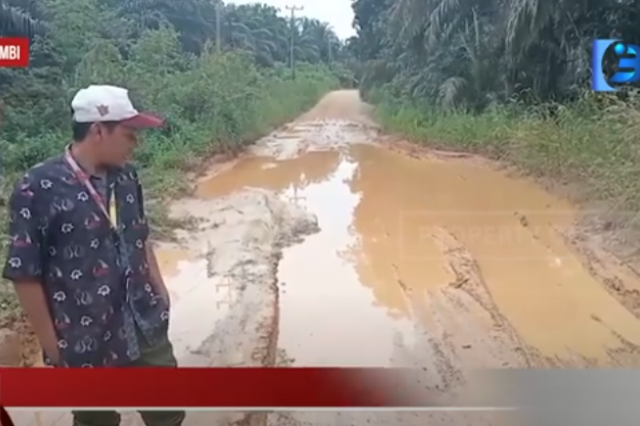 JALAN RUSAK DI MUARO JAMBI JADI OBJEK FOTO SILFIE PENGENDARA