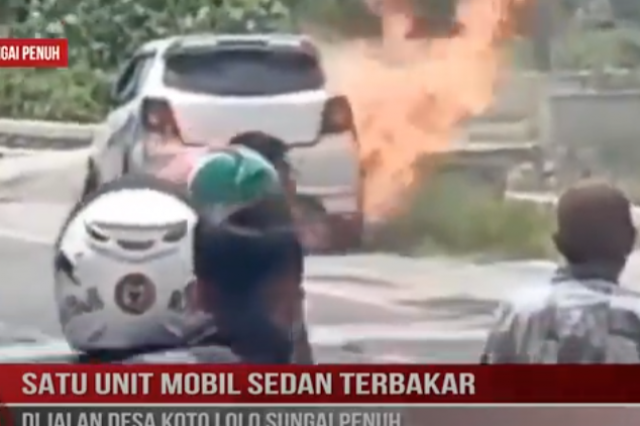 SATU UNIT MOBIL SEDAN TERBAKAR DI JALAN DESA KOTO LOLO SUNGAI PENUH