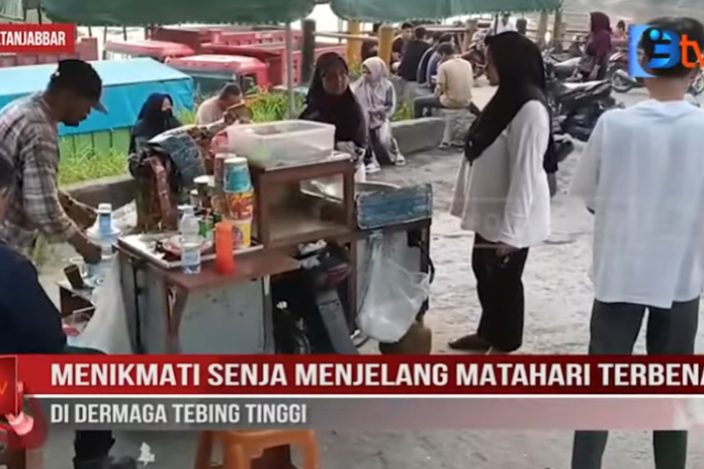 MENIKMATI SENJA MENJELANG MATAHARI TERBENAM DI DERMAGA TEBING TINGGI