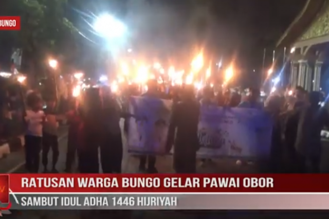 RATUSAN WARGA BUNGO GELAR PAWAI OBOR SAMBUT IDUL ADHA 1446 HIJRIYAH
