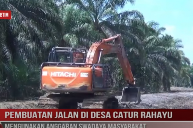 PEMBUATAN JALAN DI DESA CATUR RAHAYU MENGUNAKAN ANGGARAN SWADAYA MASYARAKAT